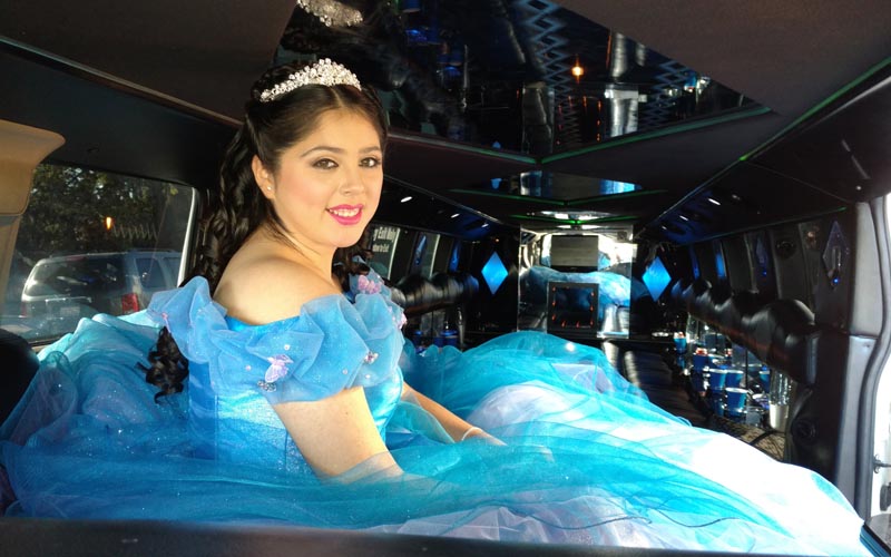 quinceanera-with-blue-dress-limousine